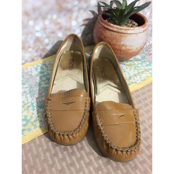 Michael Kors Patent Leather Tan Penny Loafers Size 6 M ~ Cute! 🎀🛍️ - Picture 7 of 12